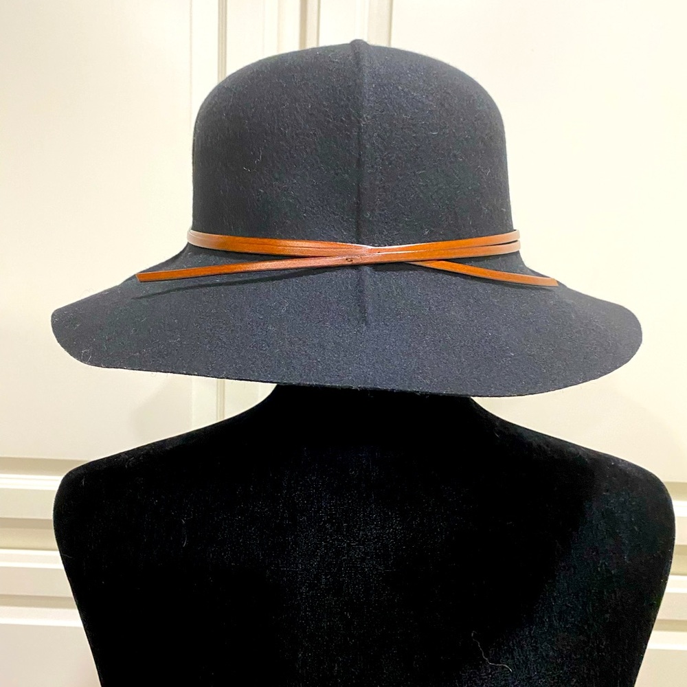 This is a gorgeous black soft brimmed 100% wool felt hat